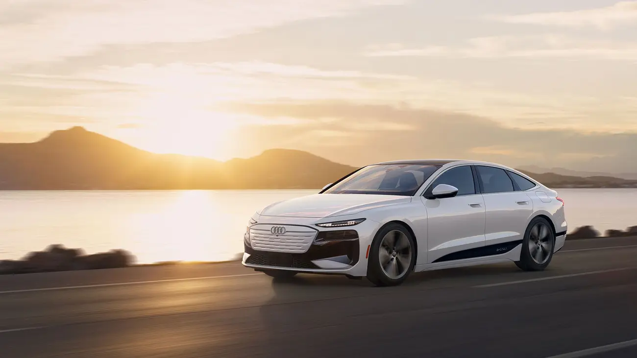 Audi A6 Sportback e-tron em andamento numa estrada, visto de lado