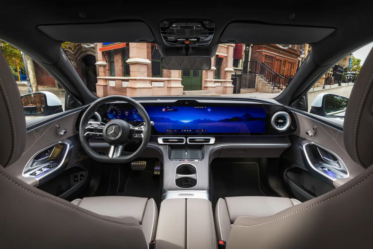 Interior do Mercedes Classe C elétrico com o MBUX Hyperscreen a atravessar o tablier