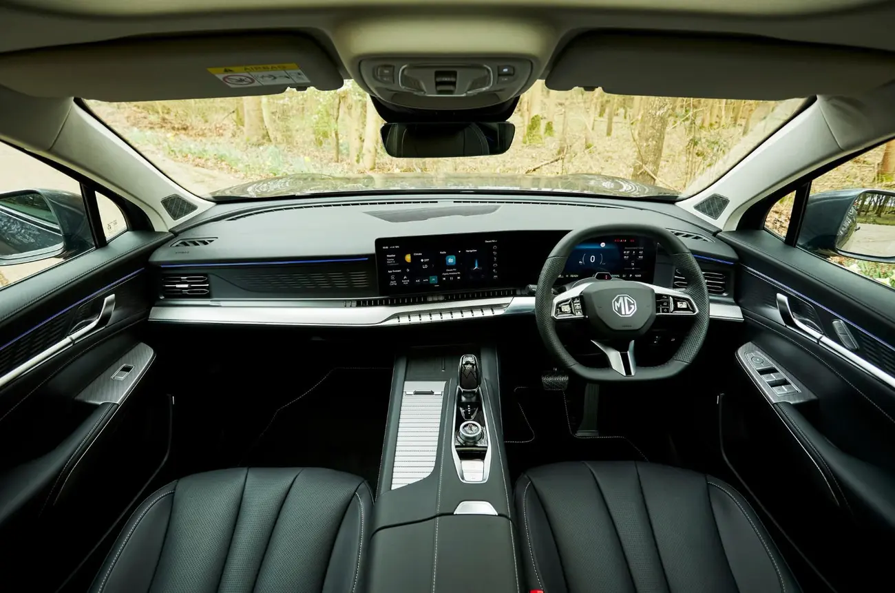 Interior do MG S9 PHEV com painel digital duplo e acesso à terceira fila