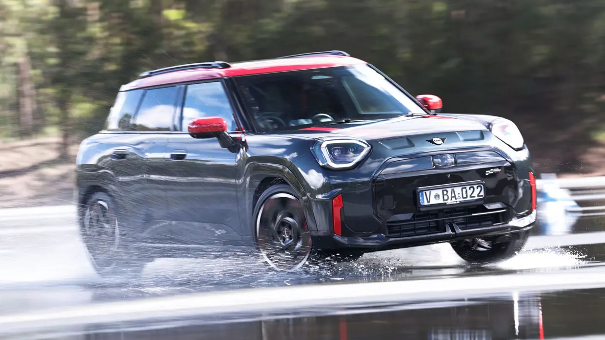 MINI Aceman John Cooper Works elétrico de perfil em estrada, com jantes de 19 polegadas