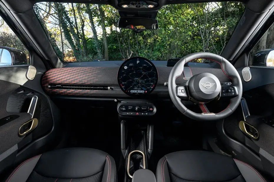 Interior do MINI Aceman com o ecrã central circular e revestimentos em tecido