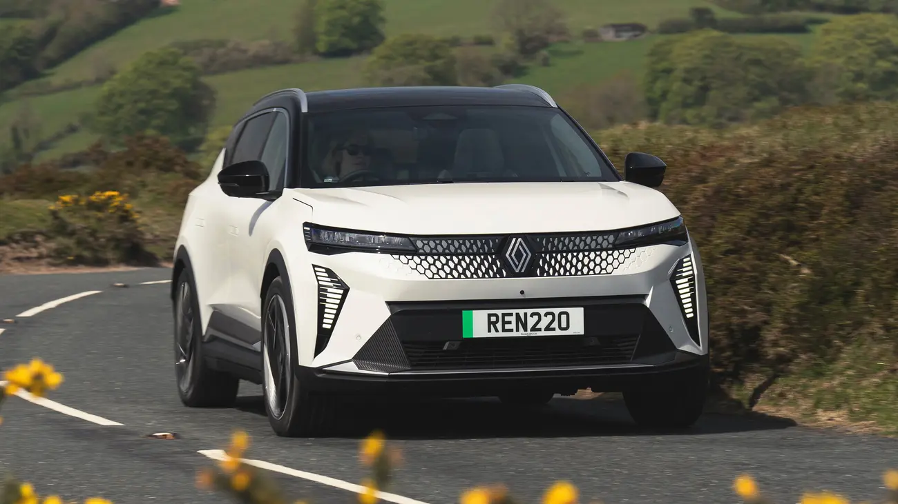 Renault Scénic E-Tech elétrico visto de frente a três quartos