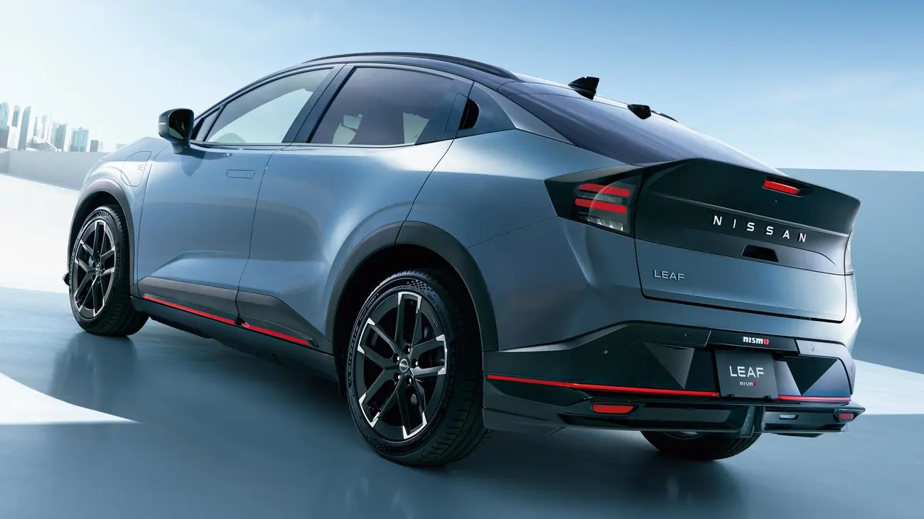 Nissan LEAF NISMO visto de trás em três quartos, com difusor e ducktail