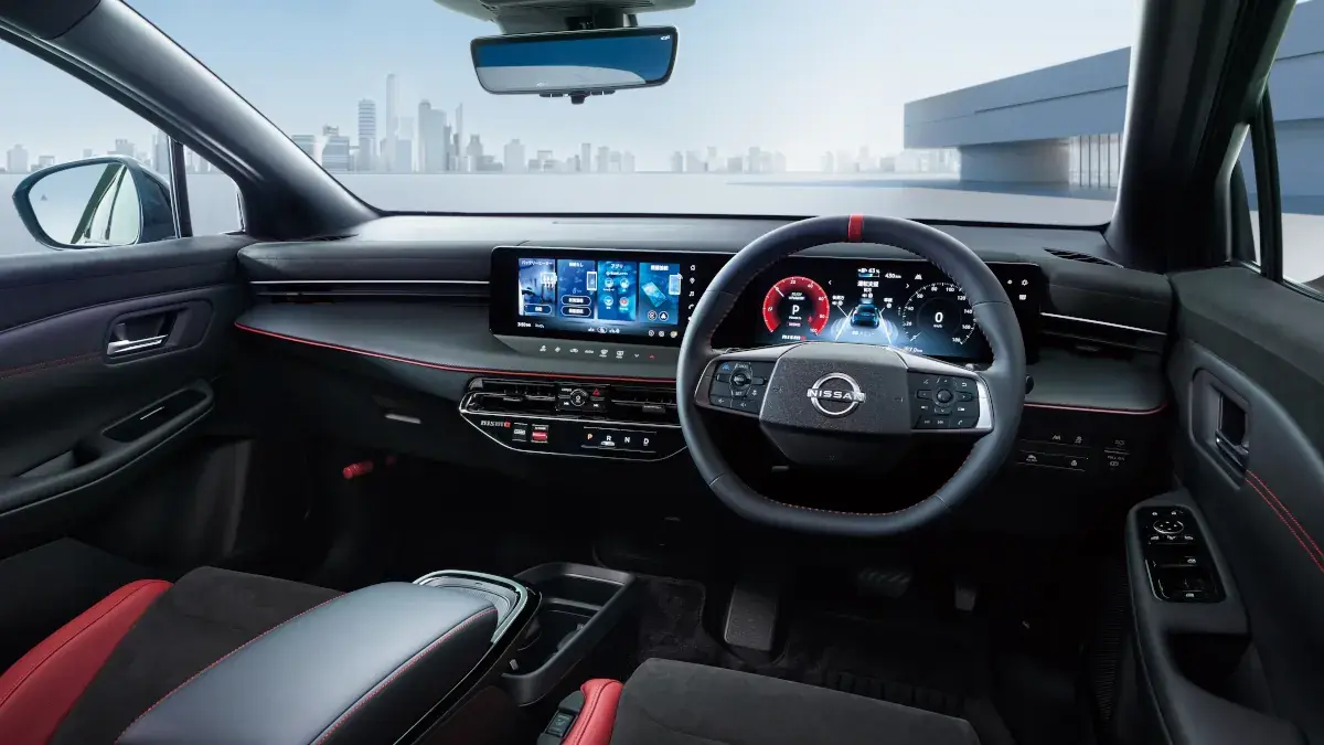 Interior do Nissan LEAF NISMO em preto com apontamentos vermelhos e bancos desportivos