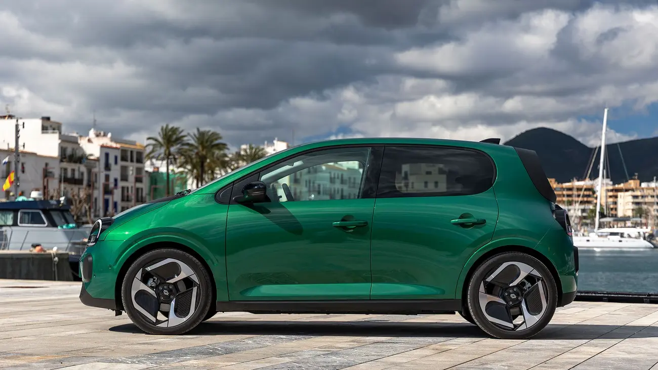 Renault Twingo E-Tech elétrico de perfil, o gémeo técnico do Nissan Pixo