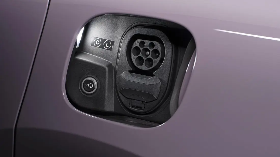 Tomada de carregamento Type 2 do Porsche Macan elétrico com cabo ligado