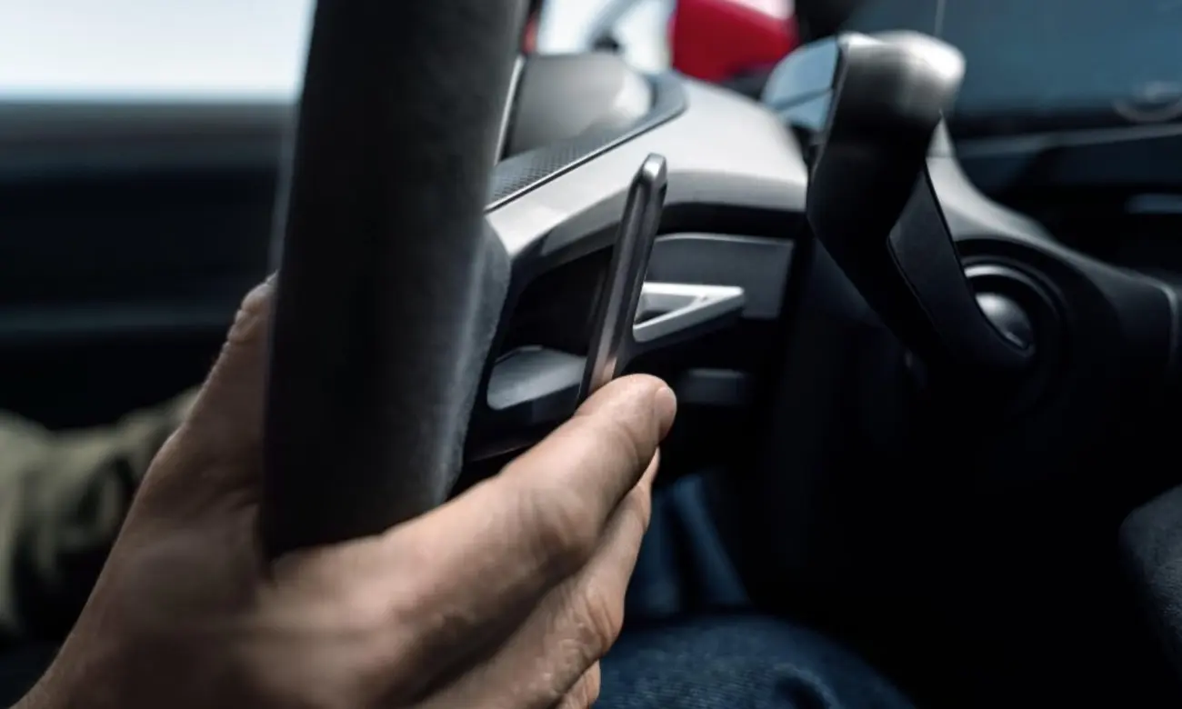 Volante GT Sport do Porsche Taycan com as patilhas que comandam a caixa virtual E-Shift