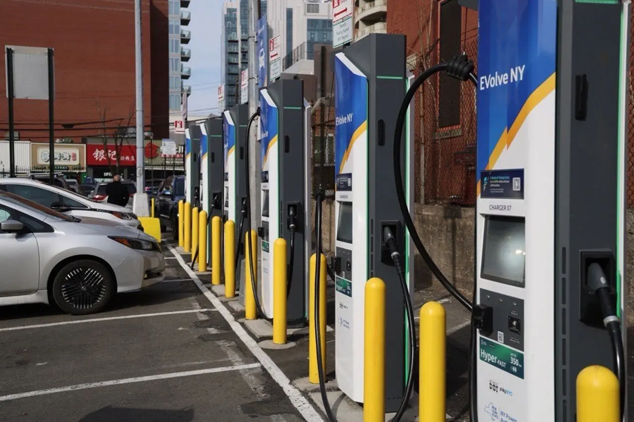 Carros elétricos de frota a carregar numa estação de carregamento ao ar livre