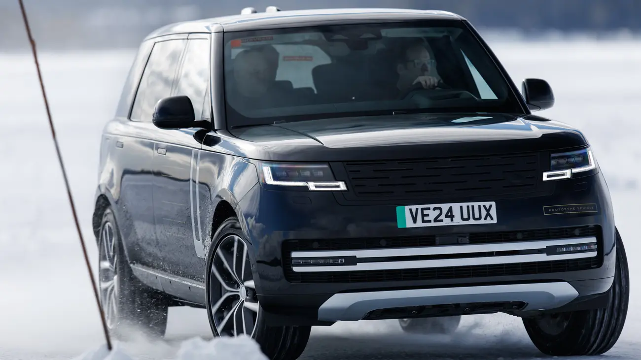 Range Rover elétrico visto de frente em três-quartos, ao ar livre