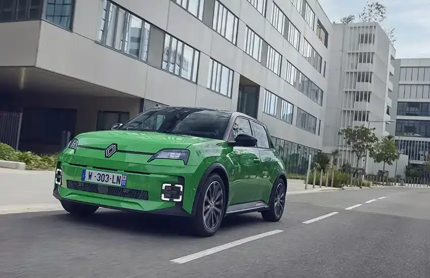 Renault 5 E-Tech elétrico visto de perfil em andamento numa estrada