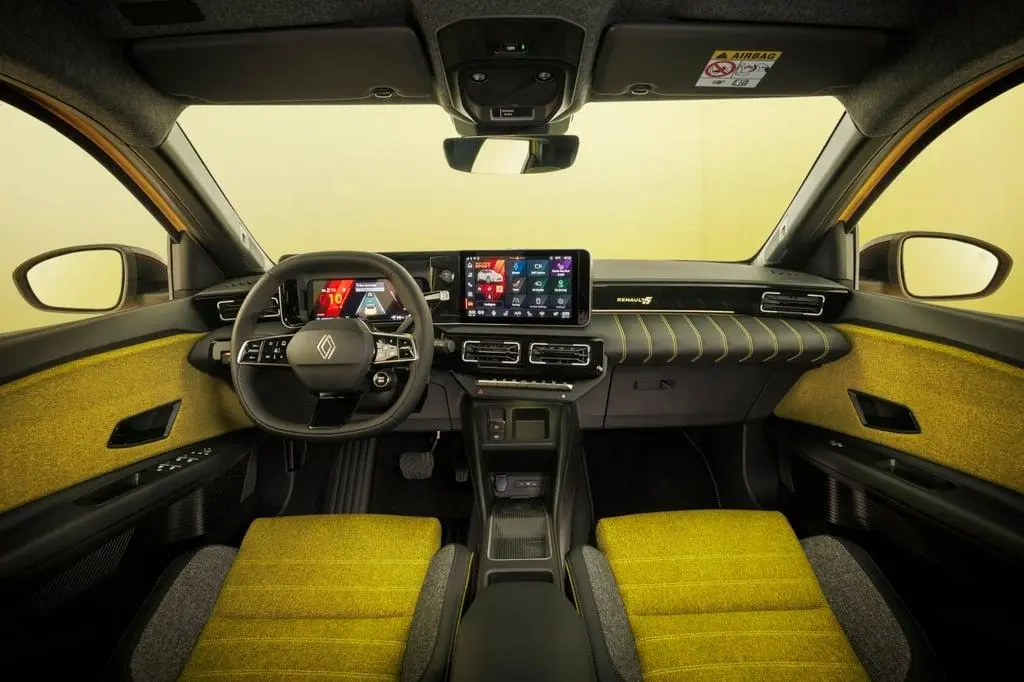 Renault 5 E-Tech interior with digital instrument panel and central screen