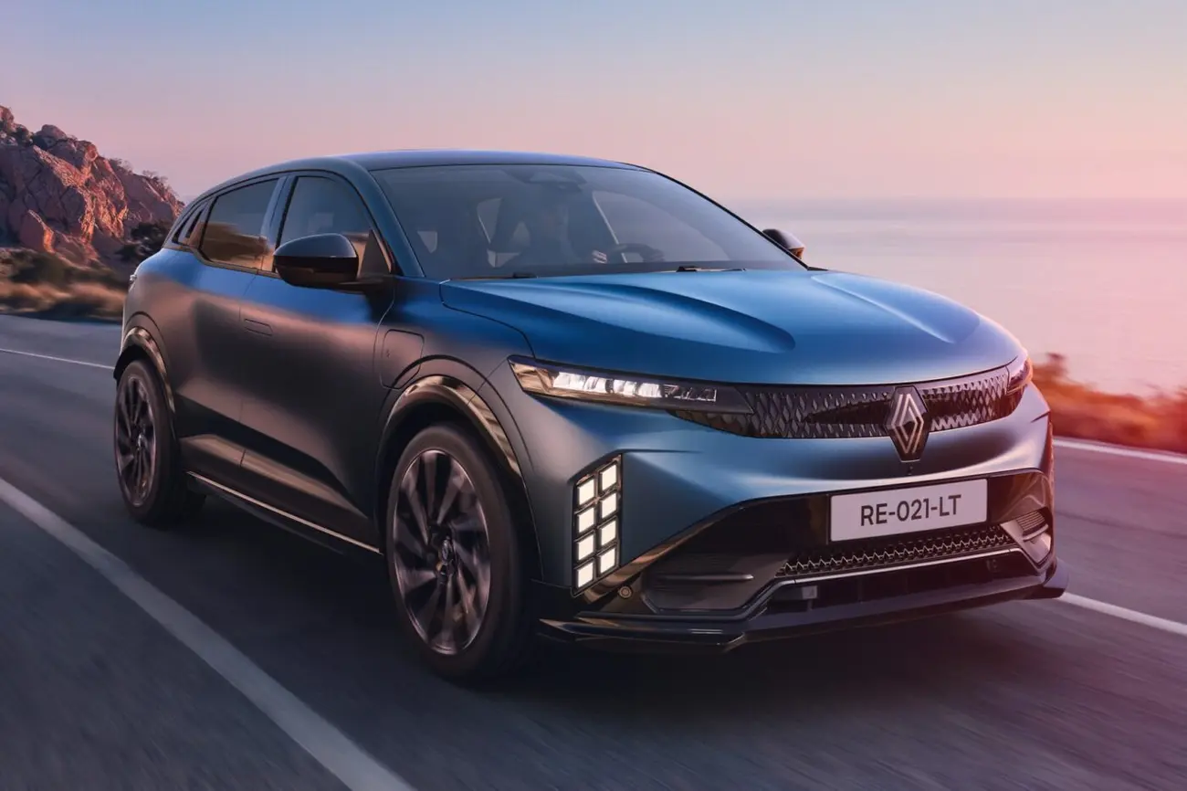 Renault Mégane E-Tech facelift visto de três quartos à frente, com a nova grelha preta em losangos