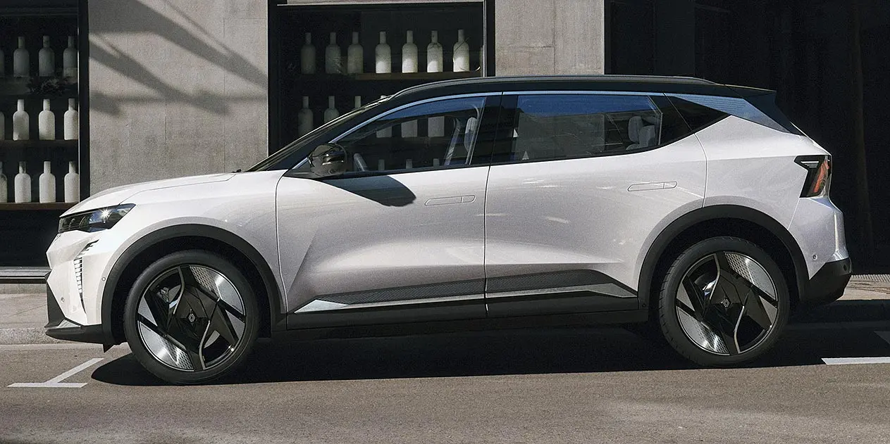 Renault Scénic E-Tech elétrico de perfil, em estrada