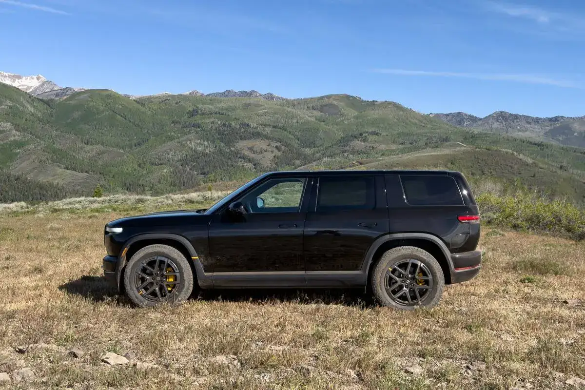 Rivian R2 de perfil, com a silhueta angulosa e os puxadores embutidos