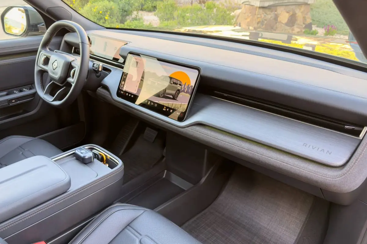 Interior do Rivian R2, com volante em formato squircle e ecrã central