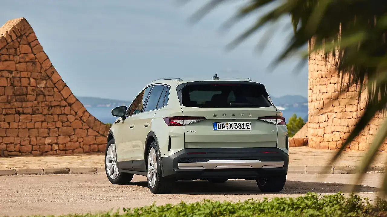 Skoda Elroq visto de trás em três quartos numa estrada