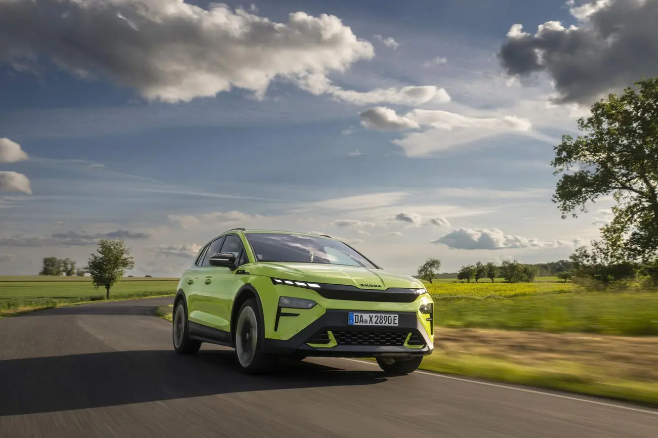 Skoda Elroq RS em andamento, vista frontal de três quartos