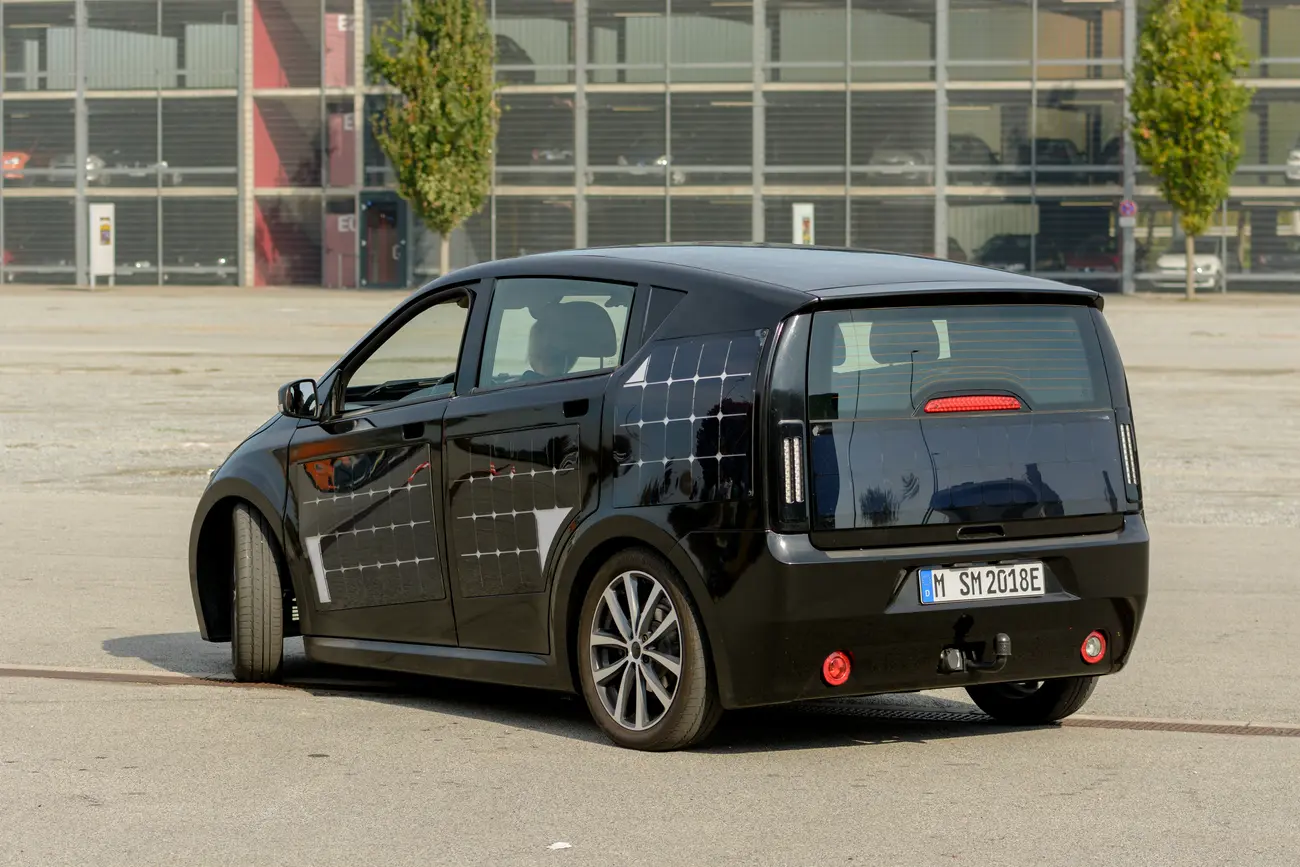 Sono Motors Sion com as células solares visíveis no tejadilho e na carroçaria