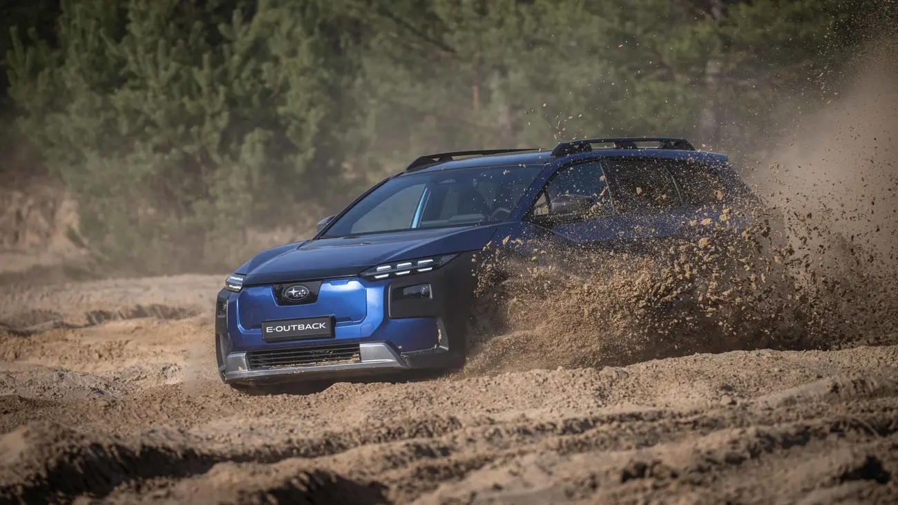 Subaru E-Outback elétrico a percorrer um trilho de terra, com proteções de plástico e barras de tejadilho