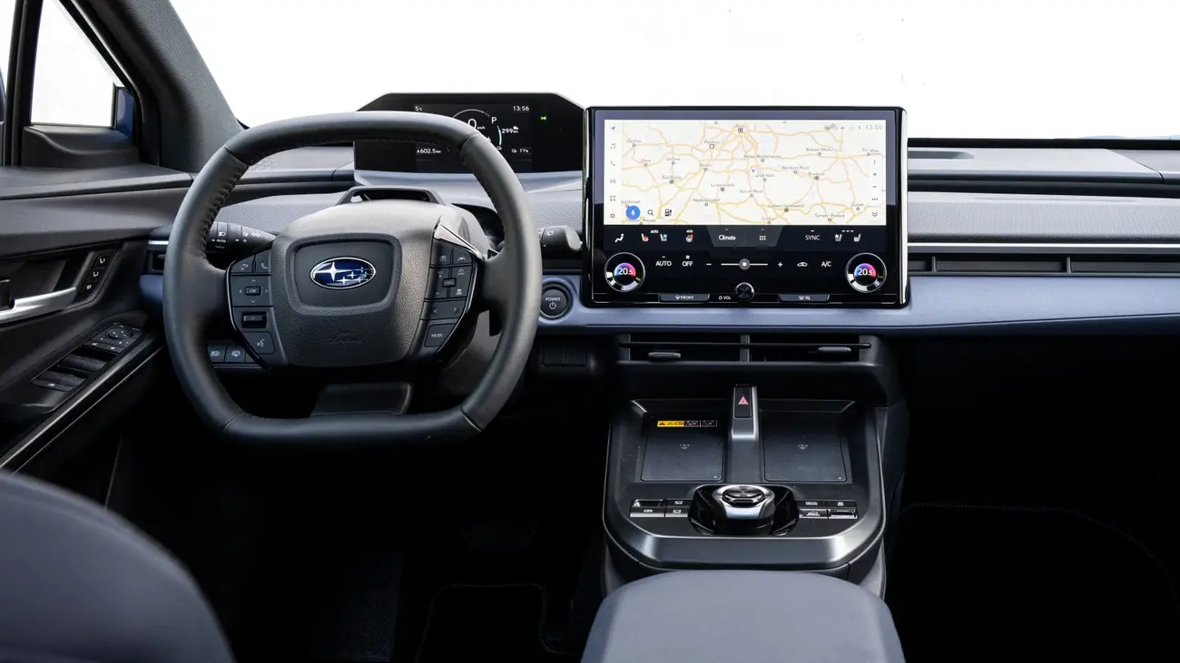 Interior do Subaru E-Outback com ecrã central de 14 polegadas e instrumentação elevada