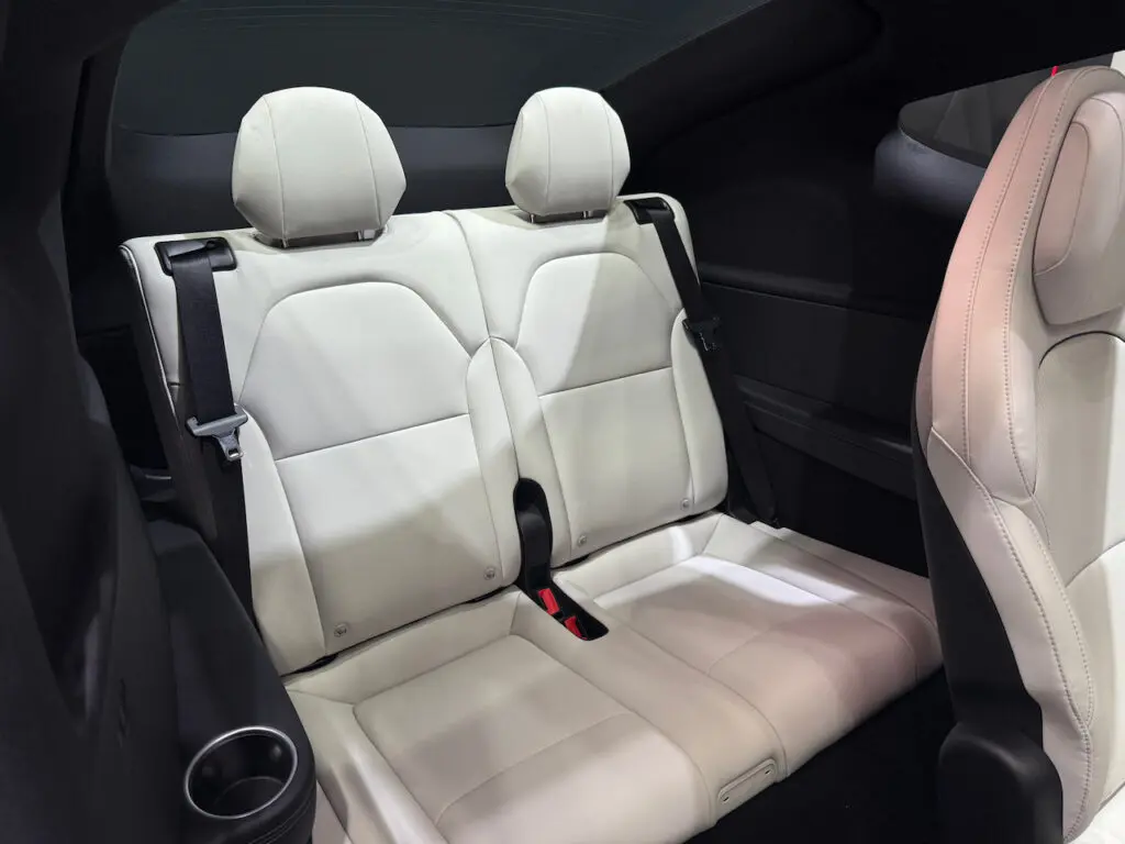 Interior do Tesla Model Y L seis lugares com a terceira fila de bancos e configuração 2+2+2