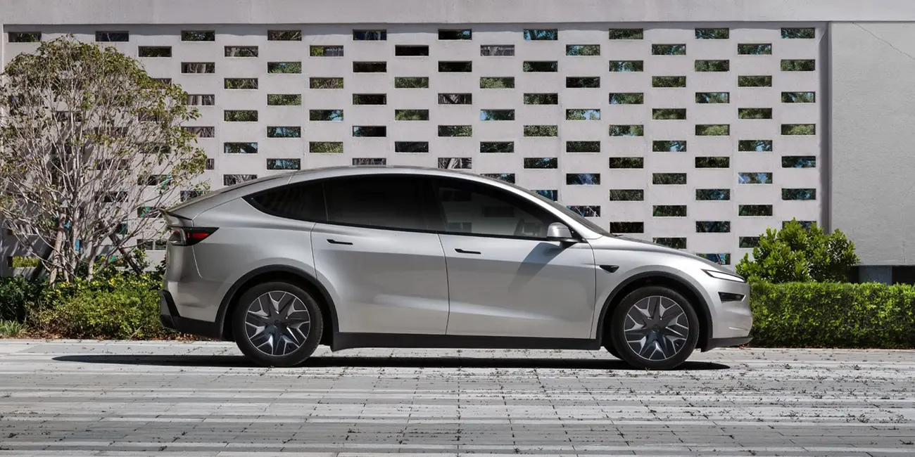 Perfil lateral do Tesla Model Y L a mostrar a distância entre eixos alongada face ao Model Y normal