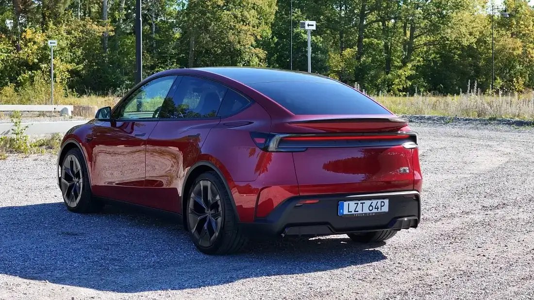 Tesla Model Y Performance seen from the rear with sporty bumper and 21-inch wheels
