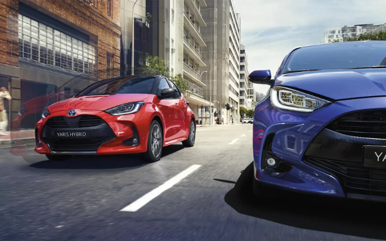Toyota Yaris híbrido a circular numa rua da cidade, exemplo de híbrido autorrecarregável