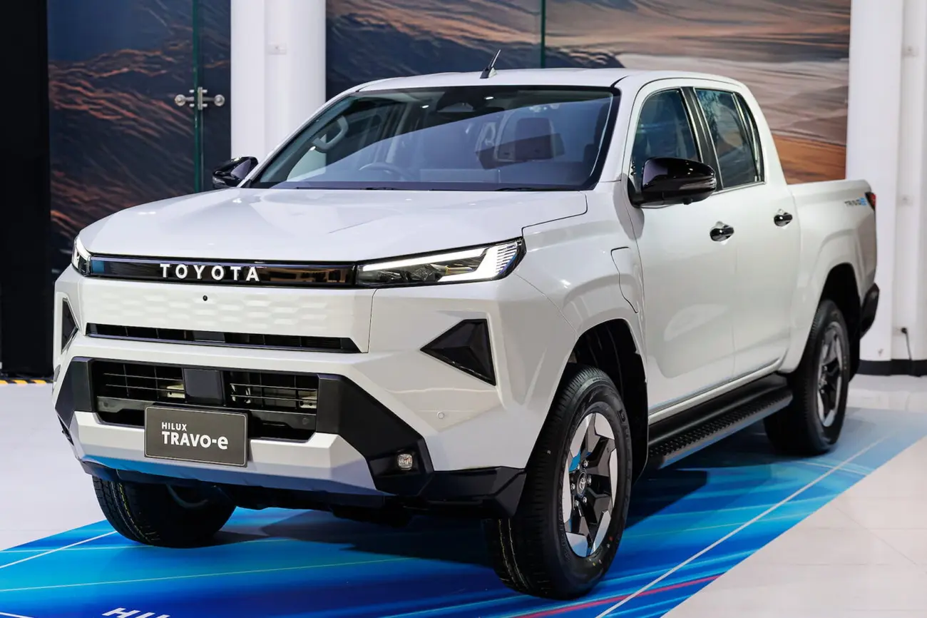 Toyota Hilux elétrico vista frontal de três quartos sem grelha, com faróis LED finos