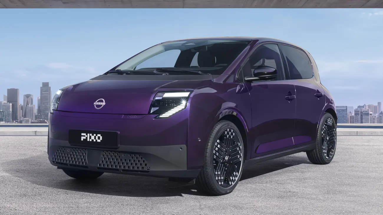 Nissan Pixo elétrico visto de frente, com faróis LED em padrão de píxeis