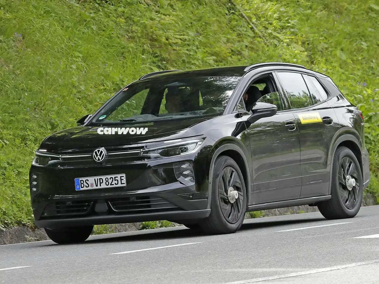 Protótipo camuflado do Volkswagen ID. Tiguan visto de três quartos à frente