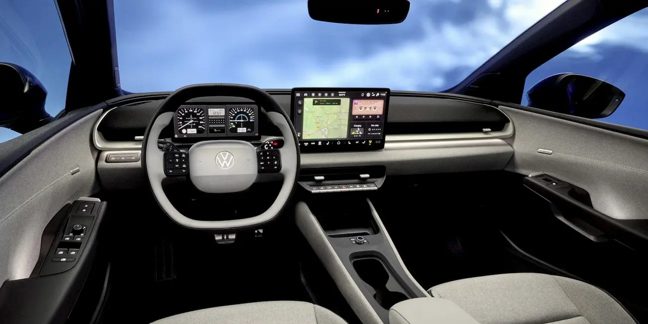 Interior dos novos elétricos da Volkswagen com ecrã central e botões físicos de climatização