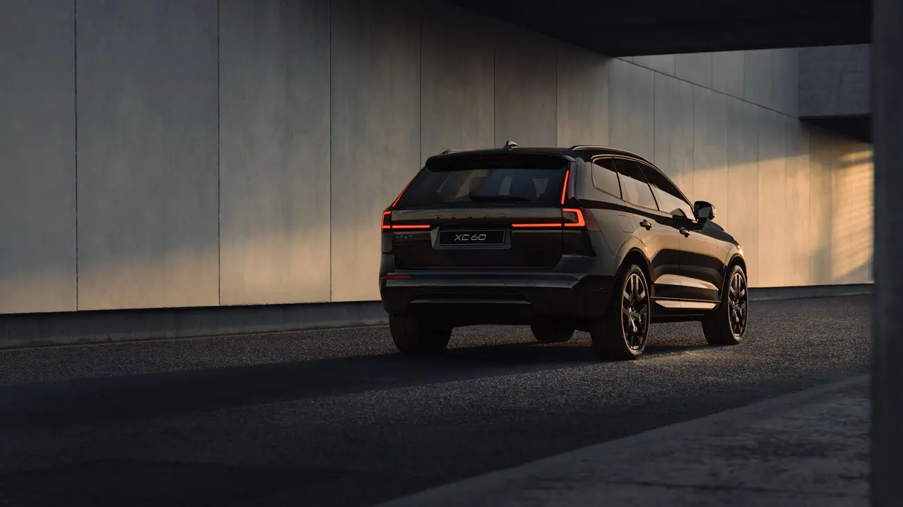 Traseira do novo Volvo XC60 híbrido plug-in com os novos farolins LED e porta da bagageira redesenhada
