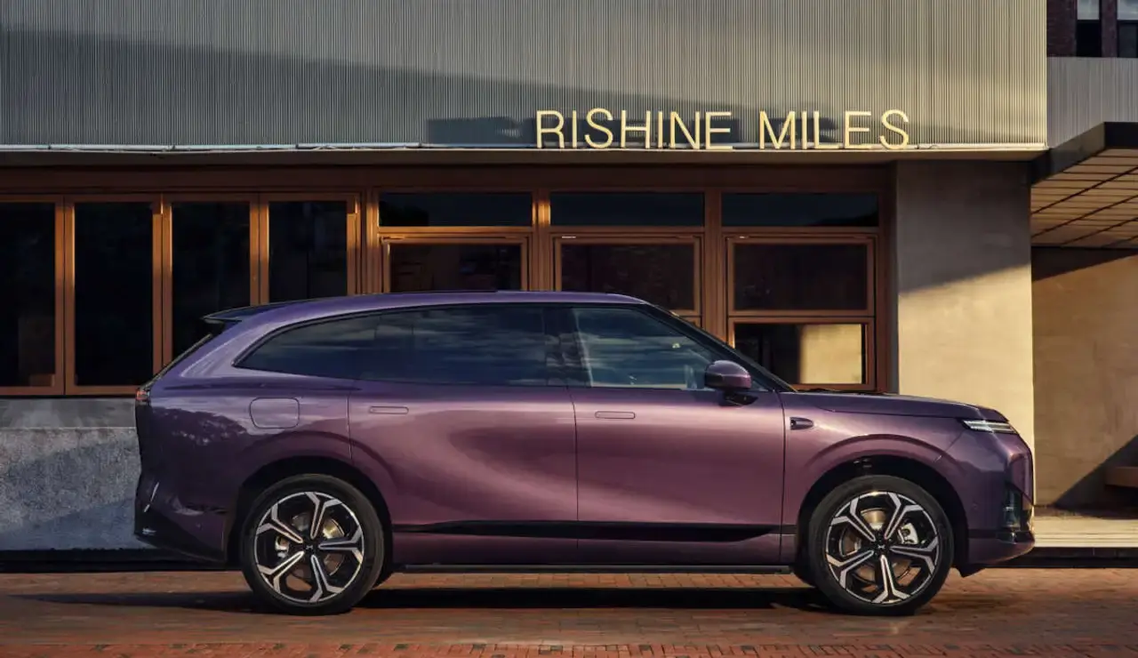 Side profile of the XPeng G9L, XPeng's large electric SUV measuring 5,120 mm long