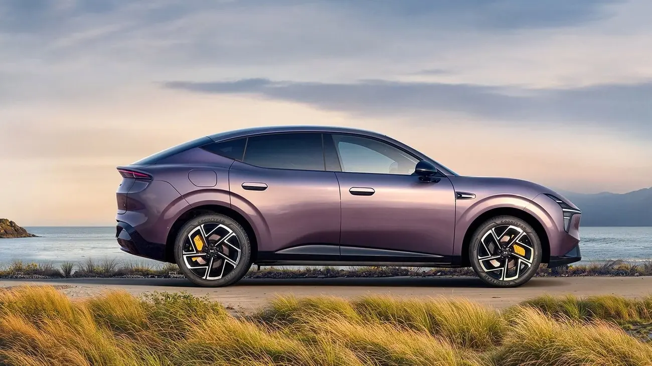 Xpeng L03, um SUV cupé elétrico de perfil, mostrando a linha de tejadilho fastback