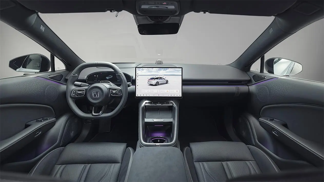 Interior do Zeekr 7GT Privilege AWD com ecrã tátil central de 15 polegadas e bancos em pele
