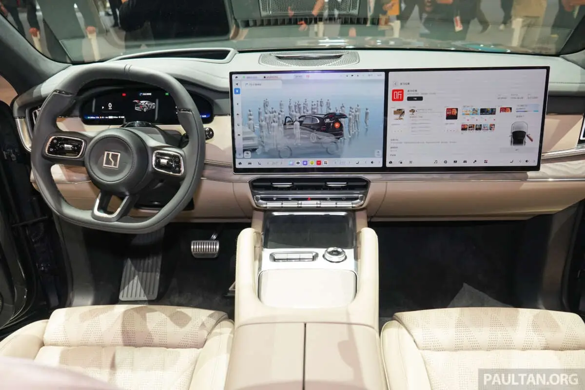 Zeekr 8X interior showing the driver and passenger displays
